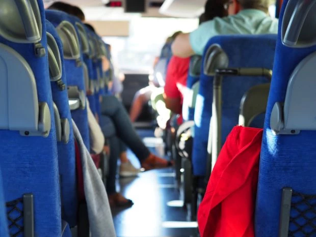 Niebieskie siedzenia wewnątrz autobusu