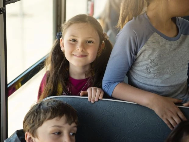 Zadowolona dziewczynka w autobusie